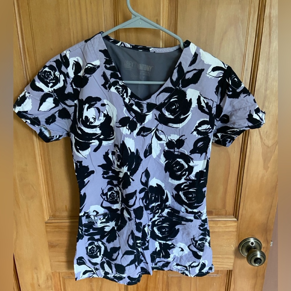 Grey’s Anatomy by Barco Black Grey and White Flower Scrub Top Women’s XS